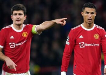 CRISTIANO Ronaldo (kanan) dan Harry Maguire menjadi sasaran kecaman peminat di Twitter.