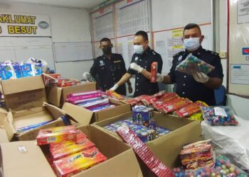 ABDUL Rozak Muhammad (kanan) menunjukkan antara mercun yang dirampas membabitkan nilai keseluruhan kira-kira RM80,000 dalam sidang akhbar di IPD Besut hari ini.