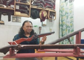 KAMARUL Sham Idris menggayakan cara memegang istinggar yang merupakan salah satu replika senjata api dihasilkan dekat bengkel di rumahnya di Klang, Selangor.