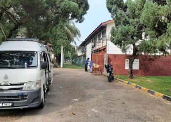 SEBUAH balai polis bergerak ditempatkan di pintu masuk sebuah hostel yang menempatkan pekerja warga asing di Pantai Puteri, Tanjung Kling, Melaka. - UTUSAN/AMRAN MULUP
