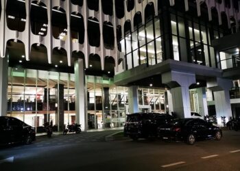 BEBERAPA ahli Kabinet dan ahli Parlimen yang menyokong kerajaan PN sedang bermesyuarat di bangunan Parlimen.