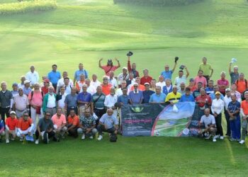PARA peserta grand final MFGA bergambar sebelum memulakan kejohanan di Horizon Hill Golf & Country Club, Johor Bahru.