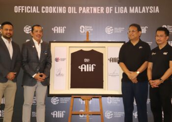 STUART Ramalingam(kiri) ketika majlis menandatangani perjanjian kolaborasi antara MFL dan minyak masak ALIF sebagai penaja Liga Liga M untuk musim kedua berturut turut.