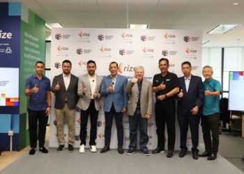 STUART RAMALINGAM (dua dari kiri) ketika menandatangani perjanjian penajaan antara  Al Rajhi Banking & Investment Corporation (Malaysia) dengan Liga Bolasepak Malaysia (MFL).
