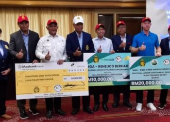 MOHD. Anwar Mohd. Nor (empat dari kiri) bergambar bersama penaja Program Pembangunan Remaja Kebangsaan MGA di Glenmarie Golf and Country Club, Shah Alam, Selangor, semalam.