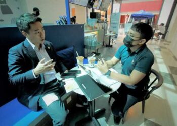 LARRY Sng Wei Shien (kiri) ditemu bual wartawan Utusan Malaysia, Mohd. Fadhli Mohd. Sulaiman di ibu negara, baru-baru ini.