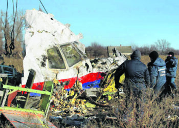 PIHAK berkuasa memeriksa bangkai pesawat MH17 berdekatan kampung Hrabove di wilayah Donetsk, Ukraine pada Julai 2014. – Agensi