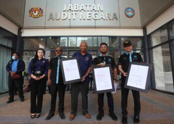 MUSA Hassan dan Hishamuddin Hashim menunjukkan pelan tanah rizab melayu yang dipindah milik hak milik secara salah di Jabatan Audit Negara, Putrajaya. - UTUSAN/FAISOL MUSTAFA