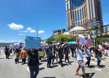 PENDUDUK kampung mengadakan perhimpunan di hadapan Menara Kinabalu semalam
