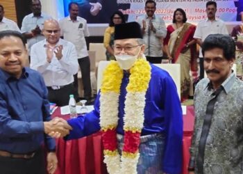 S.A VIGNESWARAN (kiri) bersalaman dengan Azlan Man (dua dari kiri) ketika Konvensyen MIC ke-75 dan ke-76 di Kangar, Perlis, hari ini. - FOTO/SYED AZLAN SAYID HIZAR