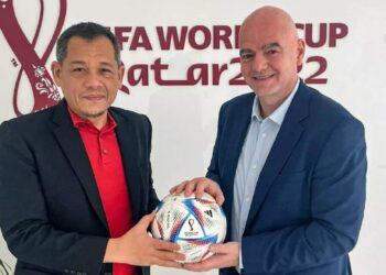 HAMIDIN Mohd. Amin (kiri) mempunyai hubungan baik dengan Gianni Infantino.