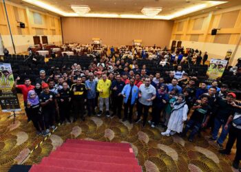 HAMIDIN Mohd. Amin (kiri) beramah mesra bersama peserta pada Sesi Townhall Presiden FAM bersama peminat bola sepak tempatan di Kuala Nerus kelmarin. UTUAN/PUTRA HAIRRY ROSLI