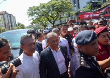 MUHYIDDIN Yassin ditahan SPRM selepas hadir memberi keterangan di ibu Pejabat SPRM, Putrajaya. - UTUSAN/FAISOL MUSTAFA