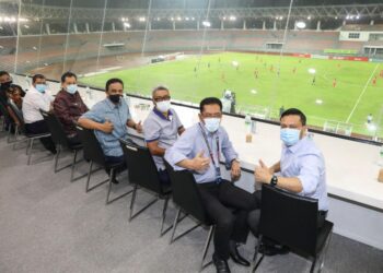 REEZAL Merican Naina Merican (empat dari kanan) menonton perlawanan Liga Super antara Kedah dan Sabah di Stadium Bola Sepak Kuala Lumpur semalam.  Hadir sama Ketua Pengarah MSN, Datuk Ahmad Shapawi Ismail (kiri) dan Presiden FAM, Datuk Hamidin Mohd. Amin (lima dari kanan). - IHSAN FAM