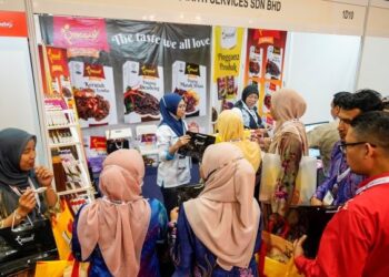 PENGUNJUNG berpeluang mencuba produk makanan di sekitar Pameran Halal Antarabangsa Malaysia ke-18 (MIHAS 2022) dan beramah mesra bersama peserta pameran di Pusat Dagangan dan Pameran Antarabangsa (MITEC). - UTUSAN/AMIR KHALID