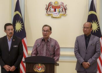 Anwar Ibrahim pada sidang akhbar selepas mesyuarat khas Majlis Tindakan Sara Hidup Negara 2022 di Bangunan Perdana Putra, Putrajaya, baru-baru ini. – MINGGUAN/ FAISOL MUSTAFA