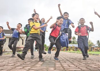 Murid-murid Sekolah Kebangsaan Simpang Rawai, Marang di Terengganu bergembira menyambut musim cuti sekolah penggal ketiga pada 8 Disember lalu.  – MINGGUAN/PUQTRA HAIRRY