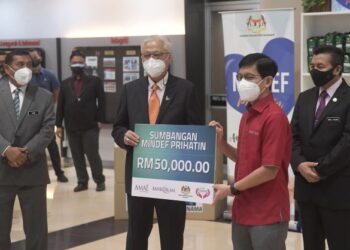 ISMAIL Sabri Yaakob (dua dari kiri) menerima replika cek sumbangan MINDEF Prihatin bernilai RM50,000 dari Ketua Pegawai Eksekutif Bank Islam, Mohd. Muazzam Mohamed (dua dari kanan) sempena pelancaran Program MINDEF Prihatin di Wisma Pertahanan, Kuala Lumpur, hari ini.  Turut hadir, Timbalan Menteri Pertahanan, Datuk Seri Ikmal Hisham Abd. Aziz (kanan) dan Ketua Setiausaha Kementerian Pertahanan, Datuk Muez Abd. Aziz. - FOTO/MUHAMAD IQBAL ROSLI