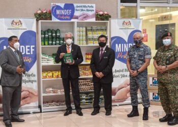 ISMAIL Sabri Yaakob (dua dari kanan) menunjukkan barangan makanan yang akan disumbangkan kepada golongan yang memerlukan sempena pelancaran Program MINDEF Prihatin di Wisma Pertahanan, Kuala Lumpur, hari ini. Turut kelihatan, Timbalan Menteri Pertahanan, Datuk Seri Ikmal Hisham Abd. Aziz (tengah), Ketua Setiausaha Kementerian Pertahanan, Datuk Muez Abd. Aziz (kiri), Panglima Angkatan Tentera Malaysia (ATM), Tan Sri Affendi Buang (dua dari kanan) dan Ketua Pengarah Jabatan Hal Ehwal Veteran (JHEV) ATM, Mejar Jeneral Datuk Dzulkarnain Ahmad. - FOTO/MUHAMAD IQBAL ROSLI