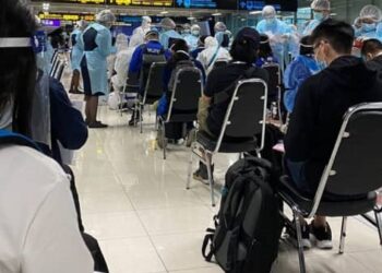 PEMAIN menjalani ujian calitan sejurus tiba di Thailand sebelum menjalani kuarantin hari ini.