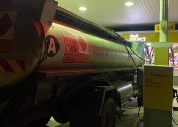 LORI tangki minyak tanpa permit yang ditahan di sebuah stesen minyak di Tawau semalam.-IHSAN Polis Marin