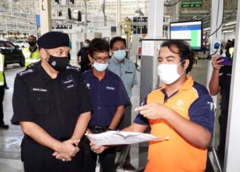 MIOR  Faridalathrash Wahid (kiri) memeriksa keadaan sebuah kilang automotif dalam Op Patuh Tim Pemantauan Bersepadu Ketua Polis Perak di Daerah Muallim, Tanjung Malim, Perak, hari ini. - FOTO/ZULFACHRI ZULKIFLI