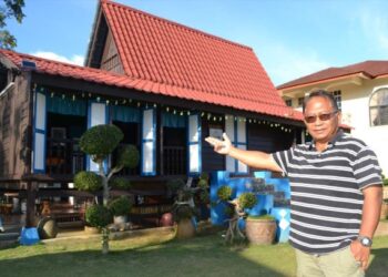 MISTAM Taib menunjukkan beberapa inap desa yang terdapat di Homestay D’ Pelandok, Teluk Pelandok, Port Dickson. – UTUSAN/ZAKKINA WATI AHMAD TARMIZI
