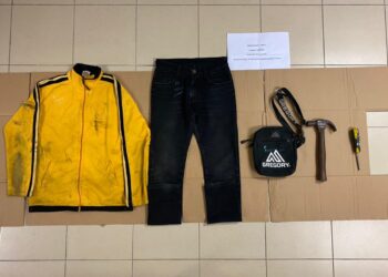 PAKAIAN milik suspek ketika memecah tabung Masjid Ar Rasyid Kampung Serkam Darat, Jasin, Melaka, Rabu lalu. - UTUSAN/DIYANATUL ATIQAH ZAKARYA