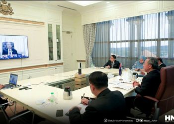 MUHYIDDIN Yassin mempengerusikan mesyuarat MKN secara sidang video yang turut disertai Hasni Mohammad, hari ini. - FB HASNI MOHAMAD