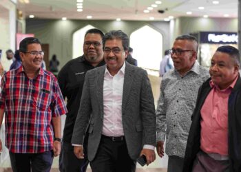 JOHARI Abdul Ghani hadir ke Mesyuarat Kerja Tertinggi UMNO di Menara Dato Onn. - UTUSAN/AMIR KHALID