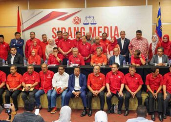 AHMAD Zahid Hamidi berucap bersama barisan kepimpinan tertinggi UMNO yang baharu dalam sidang akhbar selepas penangguhan Mesyuarat Majlis Tertinggi UMNO di Menara Dato' Onn. - UTUSAN/AMIR KHALID