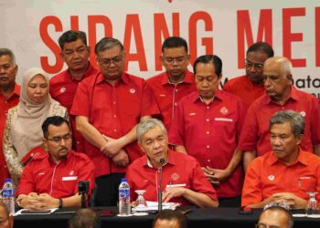 AHMAD Zahid Hamidi berucap bersama barisan Kepimpinan Tinggi UMNO yang baharu dalam sidang akhbar selepas penangguhan Mesyuarat Majlis Tertinggi UMNO di Menara Dato’ Onn. - UTUSAN/AMIR KHALID