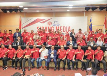 KEPUTUSAN pemilihan Majlis Kerja Tertinggi UMNO menyaksikan hampir keseluruhan mereka yang terpilih adalah penyokong Presiden UMNO.
– UTUSAN/AMIR KHALID
