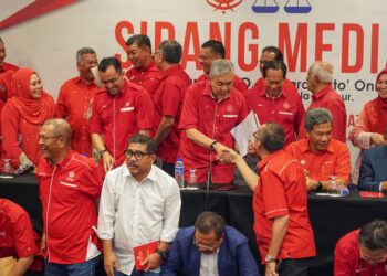 MEREFORMASI parti politik seperti UMNO memerlukan pendekatan dan penglibatan menyeluruh daripada ahli, pemimpin dan pihak berkepentingan. – UTUSAN/AMIR KHALID