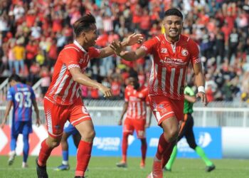 PENYERANG Kelantan, Nurshamil Abd. Ghani (kanan) meraikan jaringannya menerusi sepakan penalti. - IHSAN TRW KELANTAN FC