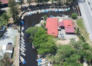 PEMANDANGAN dari udara menunjukkan muara Sungai Lereh, Melaka bertukar warna hitam gelap. - UTUSAN/AMRAN MULUP