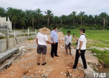 HUAN Cheng Guan (dua daripada kanan) meninjau satu lot tanah tanaman yang didakwa sering dilanda banjir kilat akibat pembangunan projek perumahan di Alor Gajah, Melaka, baru-baru ini. - FB CHENG GUAN