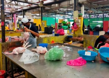 PANGKIN jualan ayam di Pasar Awam Melaka, Melaka yang kosong kerana kekurangan bekalan akibat penurunan harga ayam standard. - FOTO/DIYANATUL ATIQAH ZAKARYA