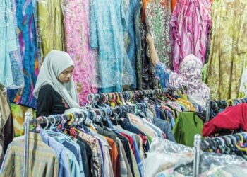 ORANG ramai memilih pakaian yang diberikan secara percuma di Butik Rakyat Rahmah 4.0 yang beroperasi di RUTC Klebang Besar, 
Pulau Gadong, Melaka. – FOTO/SYAFEEQ AHMAD