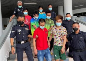 KESEMUA enam lelaki warga Myanmar didakwa di Mahkamah Sesyen, Ayer Keroh, Melaka atas pertuduhan memukul dua beranak warga tempatan.