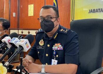 MOHAMAD Firdaus Shariff bercakap kepada pemberita pada sidang akhbar di Pejabat JPJ, Bukit Katil, Melaka. - FOTO/DIYANATUL ATIQAH ZAKARYA