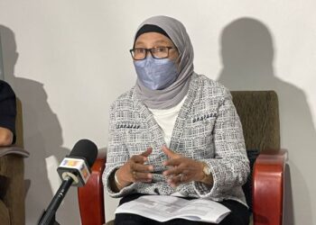 KALSOM Nordin bercakap kepada pemberita ketika sidang akhbar Program Wanita Bersatu Mencegah Jenayah peringkat negeri di Banda Hilir, Melaka. - FOTO/DIYANATUL ATIQAH ZAKARYA