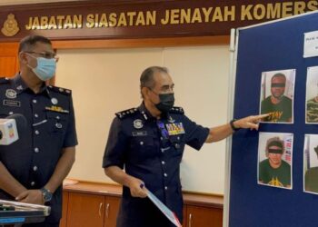 ABDUL Majid Mohd. Ali menunjukkan wajak suspek warga Afrika yang ditahan di Puchong, Selangor. - FOTO/DIYANATUL ATIQAH ZAKARYA