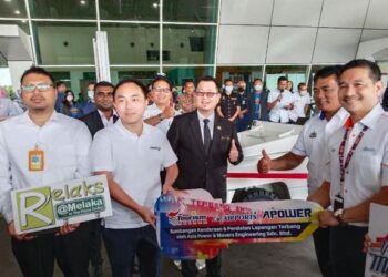 MUHAMMAD Jailani Khamis (tiga dari kanan) menyaksikan penyerahan traktor penunda dan troli bagasi kepada Malaysia Airport Holding Berhad (MAHB) di Lapangan Terbang Antarabangsa Melaka, Batu Berendam, Melaka. - UTUSAN/MUHAMMAD SHAHIZAM TAZALI