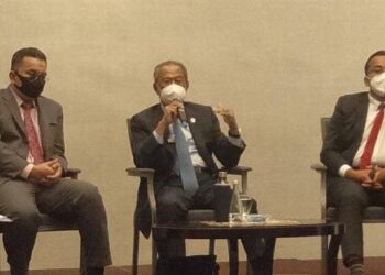 MUHYIDDIN Yassin (tengah) menjawab pertanyaan dan pandangan peserta dialog ekonomi dan sosial di Banda Hilir, Melaka. - FOTO/MUHAMMAD SHAHIZAM TAZALI