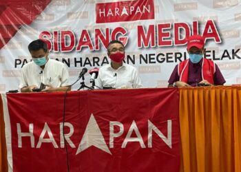 ADLY Zahari (tengah) ketika sidang akhbar di Graha Amanah Melaka di Bukit Katil, Melaka. - FOTO/DIYANATUL ATIQAH ZAKARYA