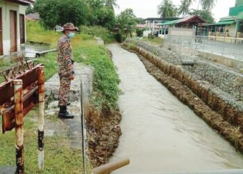 ANGGOTA Bomba Melaka melakukan pemantauan air sungai dua kali sehari sejak 22 September lalu. - UTUSAN/DIYANATUL ATIQAH ZAKARYA