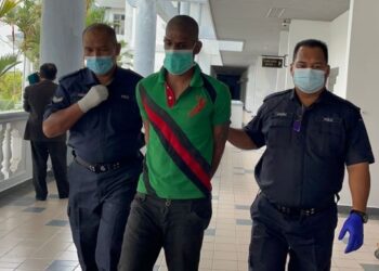 V. MURUGAN diiring keluar anggota polis selepas Mahkamah Sesyen, Ayer Keroh, Melaka menjatuhkan hukuman penjara lima tahun enam bulan kerana memukul dan menendang isteri. - FOTO/DIYANATUL ATIQAH ZAKARYA