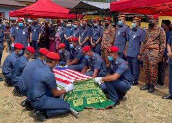JENAZAH Mohd. Diya Che Jusoh dikebumikan di Perkuburan Masjid An-Nur, Kampung Krubong, Melaka. - FOTO/DIYANATUL ATIQAH ZAKARYA