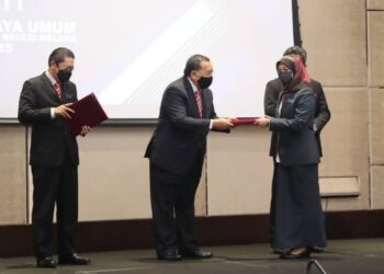 ABDUL Ghani Salleh (dua dari kiri) menyerahkan writ PRN Melaka selepas mengadakan sidang akhbar Mesyuarat Khas Berkaitan Urusan PRN Melaka di Hotel Doubletree By Hilton, Banda Hilir, Melaka. - FOTO/RASUL AZLI SAMAD